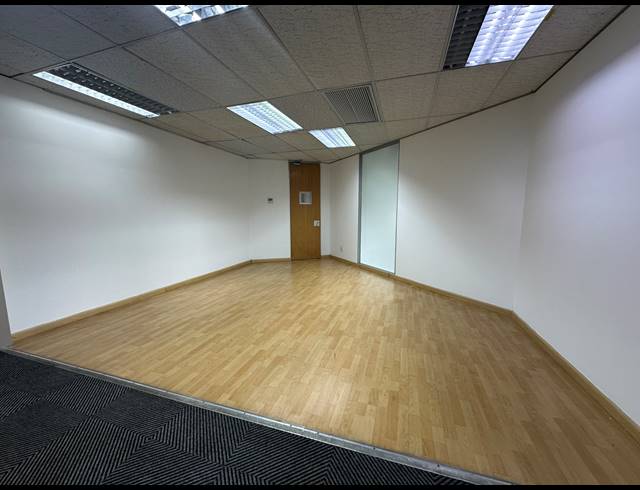 1,910M² OFFICE TO LET IN SUNNINGHILL